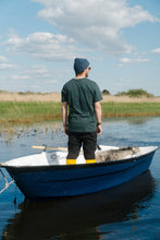 Indlæs billede til gallerivisning An Otter Coffee T-shirt (Green Gables)