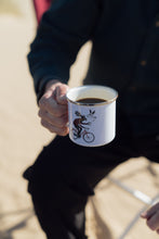 Indlæs billede til gallerivisning Off To Work Emaljekrus