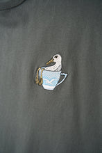 Indlæs billede til gallerivisning Mini Seagull in a Cup T-shirt (Urban Chic)
