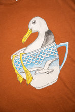 Indlæs billede til gallerivisning Seagull in a Cup T-shirt (Mocha Bisque)
