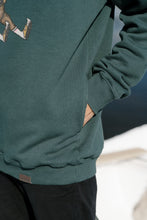 Indlæs billede til gallerivisning Snooze Moose Hoodie (Green Gables)
