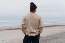Indlæs billede til gallerivisning The Smoking Salmon Crewneck (White Pepper)
