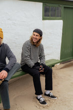 Indlæs billede til gallerivisning Faroese Fisher Knit (Off White / Black)
