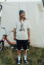 Indlæs billede til gallerivisning Hitching A Ride T-shirt (Star White)
