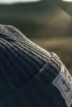 Indlæs billede til gallerivisning Fish or Die Beanie (Navy)
