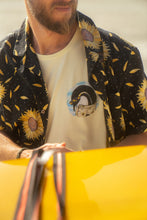 Indlæs billede til gallerivisning Pool Party Penguin T-shirt (Anise flower)
