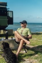 Indlæs billede til gallerivisning Dashboard Hula T-shirt (Mosstone)
