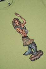 Indlæs billede til gallerivisning Dashboard Hula T-shirt (Mosstone)
